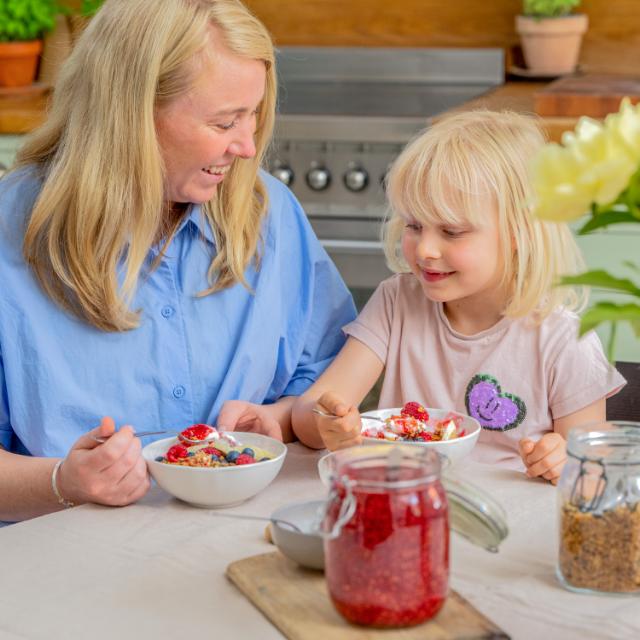 Mamma och barn äter sylt