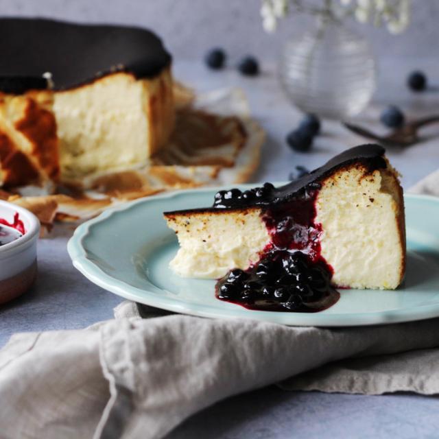 Baskisk cheesecake med blåbärskompott