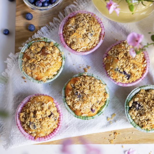 Blåbärsmuffins med mörk choklad och smultäcke