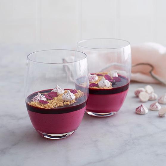 Svartvinbärs-pannacotta med crumble