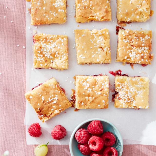 Blondies med krusbärsmarmelad