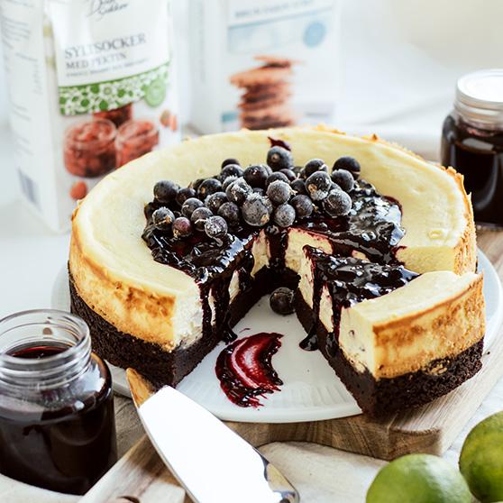 Brownie med vit chokladcheesecake och svartvinbärssylt