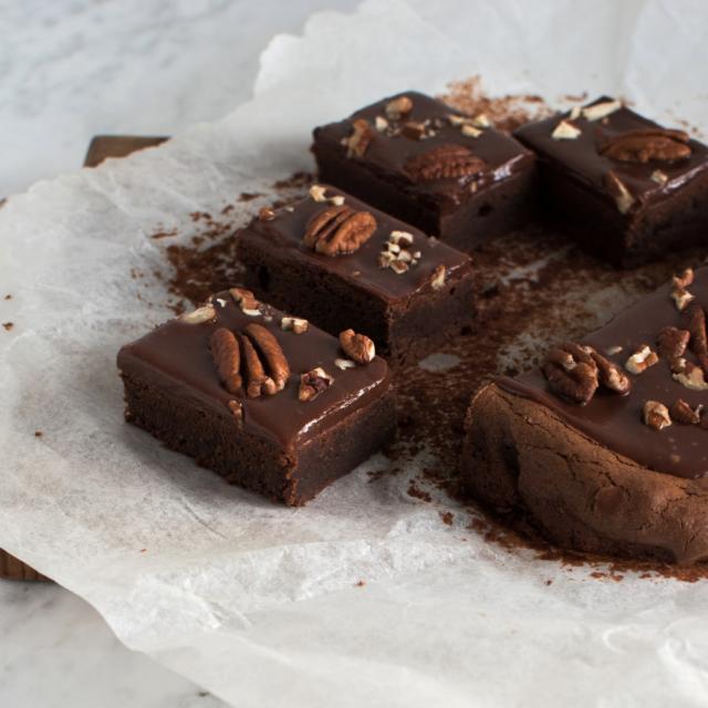 Brownie med mjölkchokladganache och pekannötter