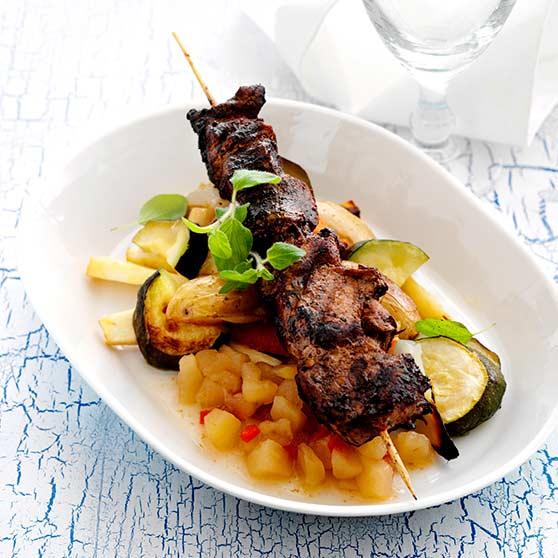 Grillad, marinerad fläskfilé med ugnstekta grönsaker och äpplesalsa