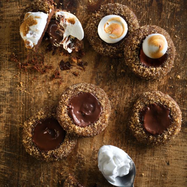 Chokladfyllda cookies med marängfluff
