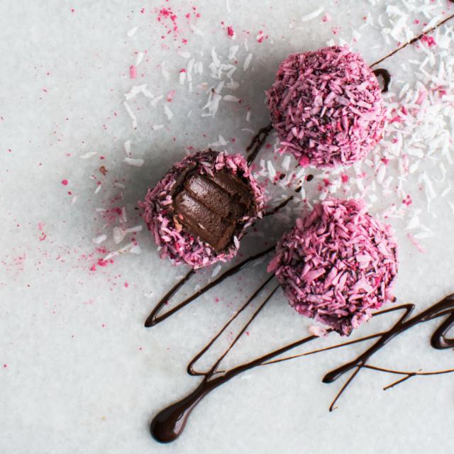 Chokladtryfflar med hallon och kokos