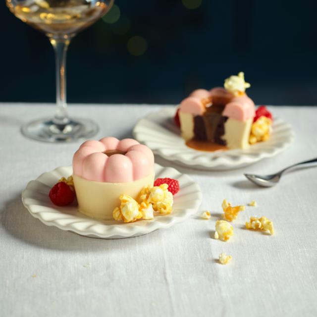 Fryst pannacotta med browniegömma och kolasås