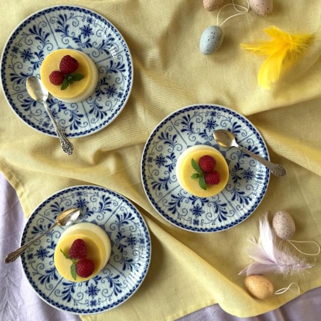 Fryst pannacotta med mangocurd