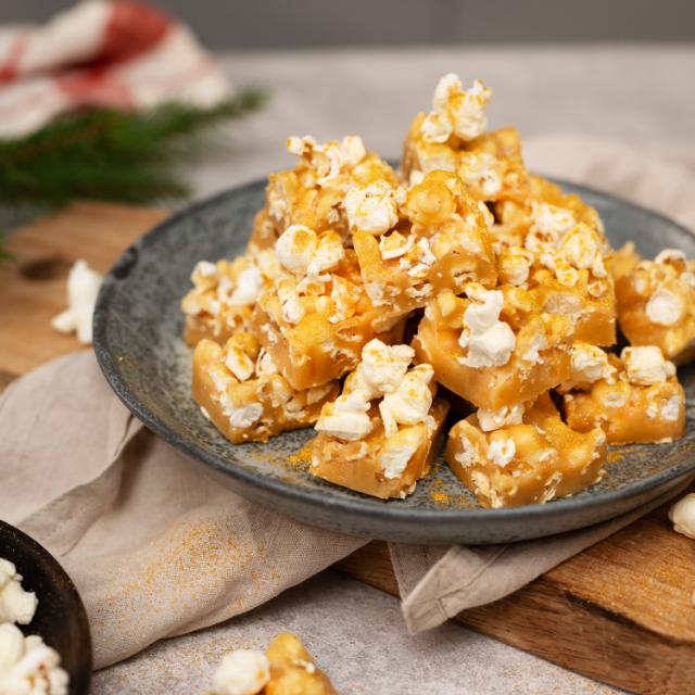 Fudge med brynt smör och popcorn