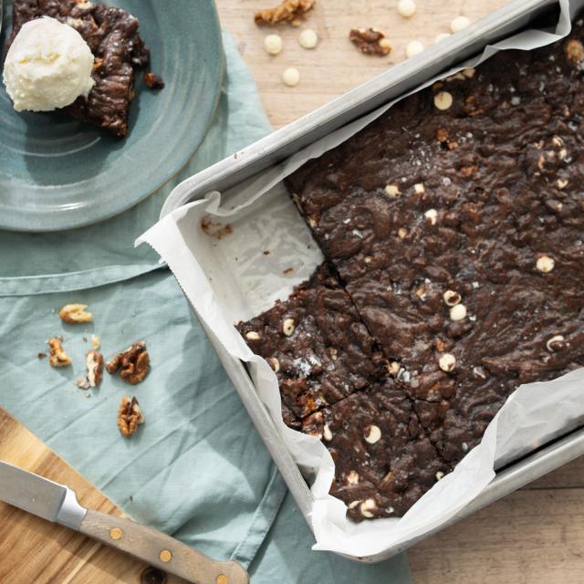 Fudgy brownies med vit choklad och valnötter