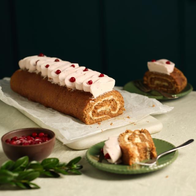 Pepparkaksrulltårta med kolafyllning och lingonfrosting