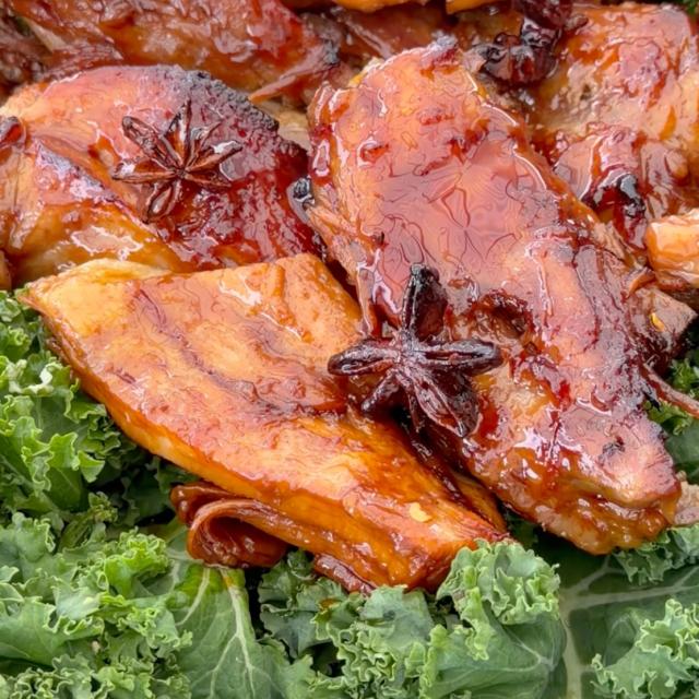 Juliga ribbs med klibbig sirapsglaze