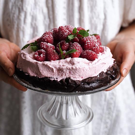 Kärlekskladdkaka med hallongrädde och färska hallon