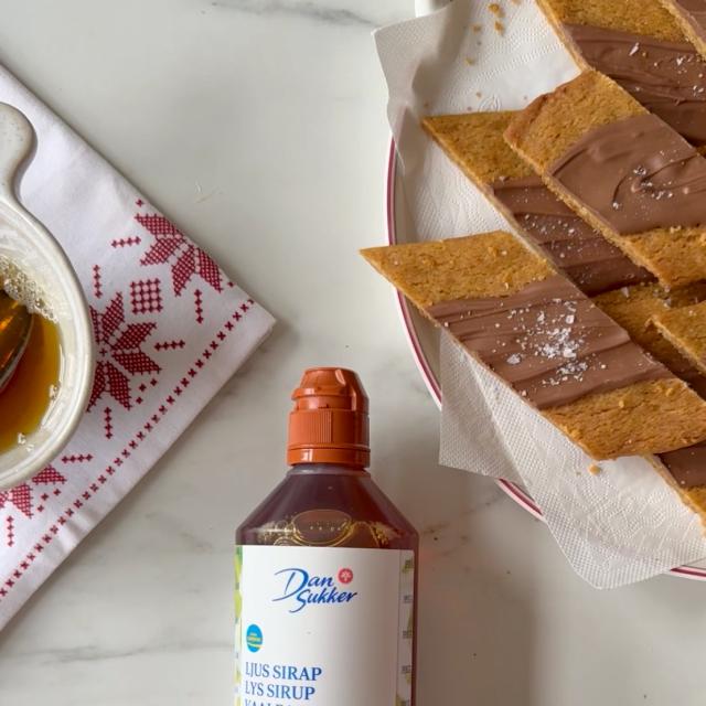 Kolasnittar med ljus choklad och flingsalt