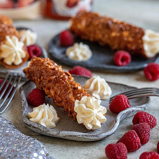 Krokantrullar fyllda med vit chokladmousse