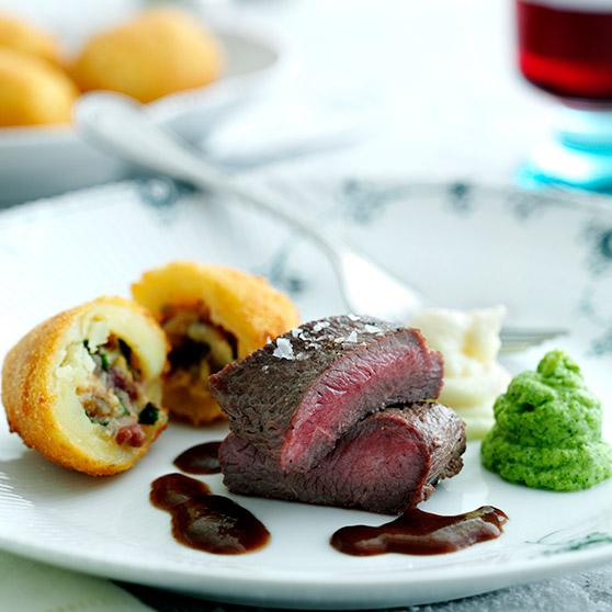 Lammfilé med blomkåls- och broccolitoppar, fylld potatis och timjansky