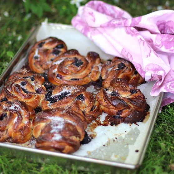 Saftiga blåbärsbullar med citron och lakritssocker