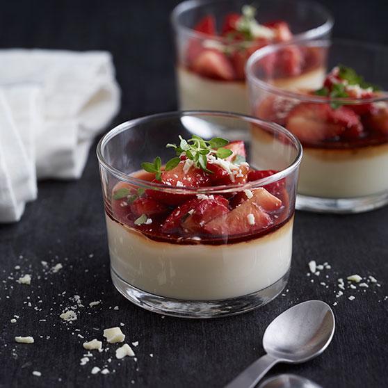 Vit choklad- och lakritspannacotta med jordgubbar
