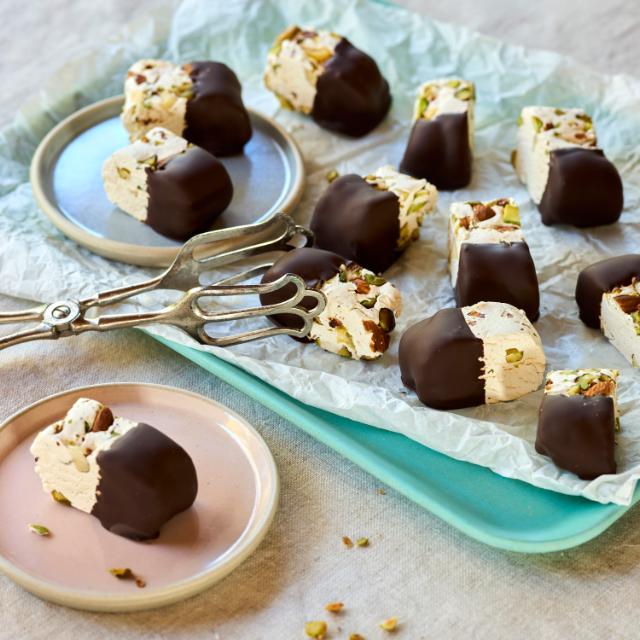 Marängfudge doppade i choklad