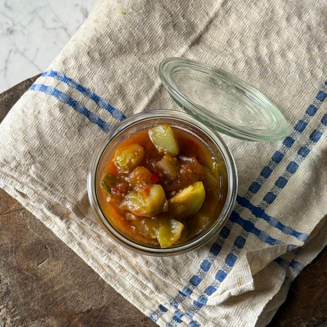 Emilys marmelad med gröna tomater, jordgubbar och sting
