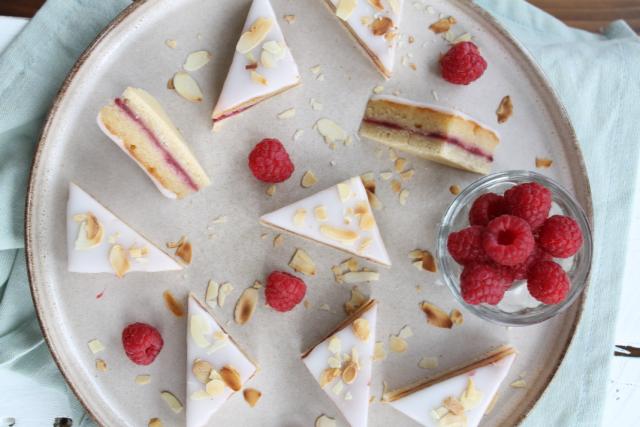 Mazarin i långpanna med hallon- och rabarbersylt