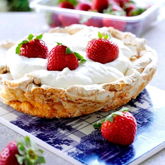 Marängdessert med jordgubbar