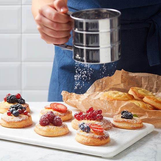 Minibrioche med vaniljkräm och färska bär