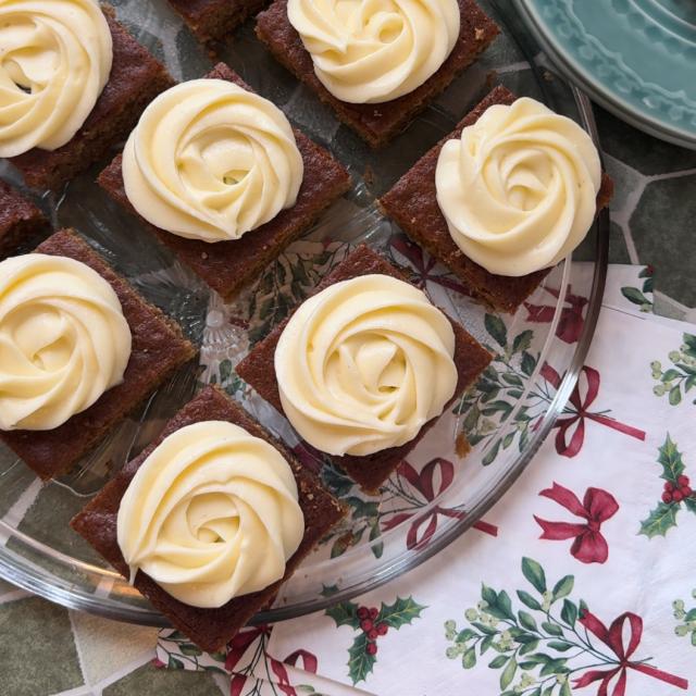 Mjuk pepparkaka med färskostglasyr