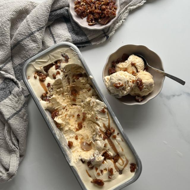 Muscovadoparfait med kolarippel och krokantströssel