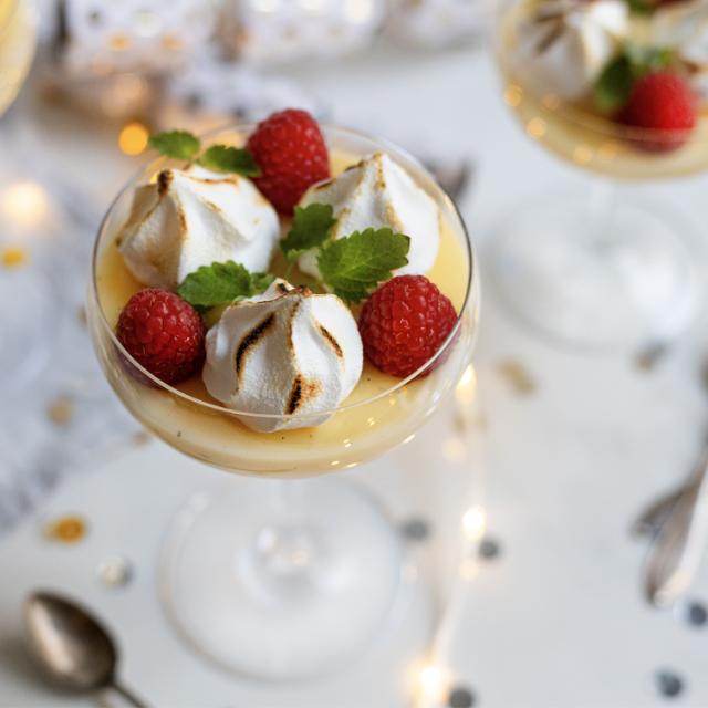 Pannacotta med vit choklad, hallon och italiensk maräng