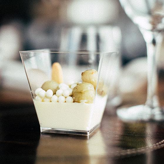 Pannacotta med yuzu & fermenterade krusbär