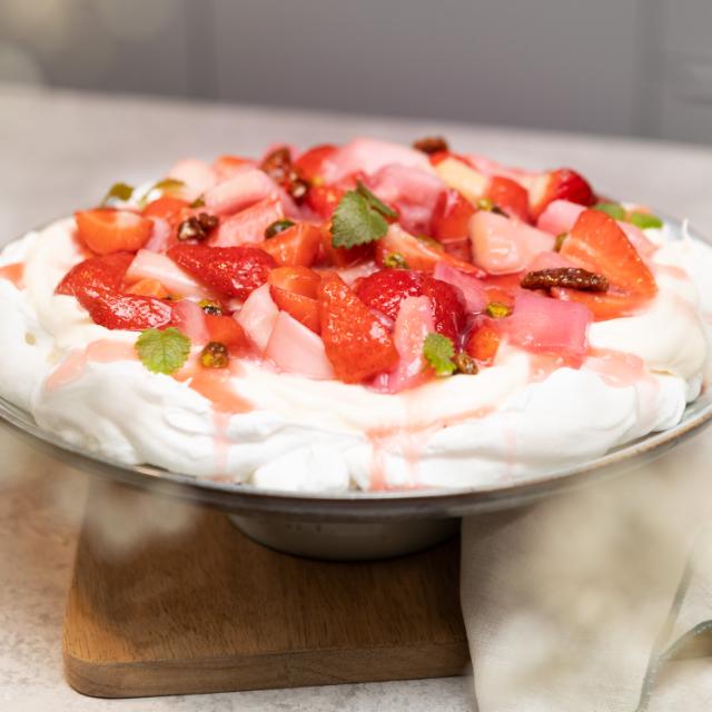Pavlova med rabarberkompott och sirapsrostade nötter