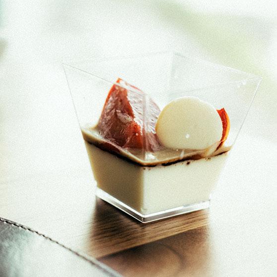 Syltade plommon med pannacotta och miso anglaisé