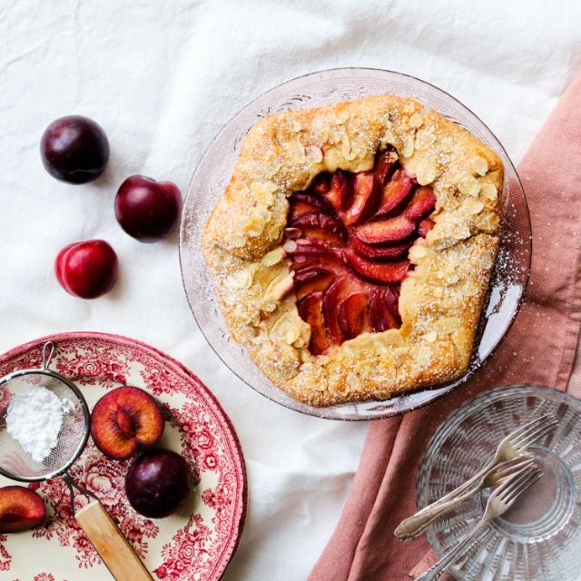 Plommongalette med mandelspån