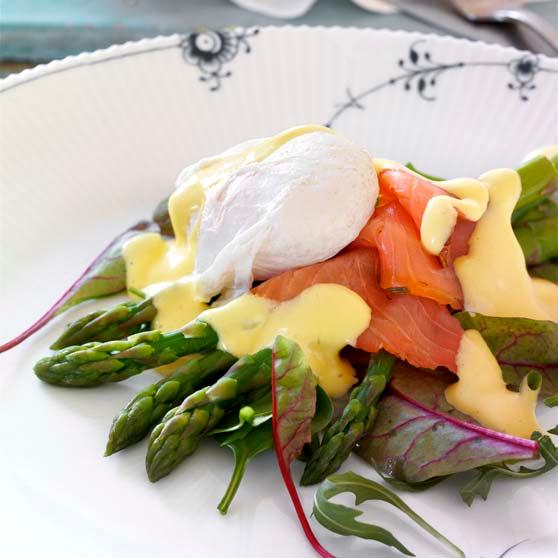 Pocherat ägg med sparris och lax på salladsbädd