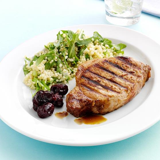 Grillad kotlett med körsbärschutney och bulgursallad