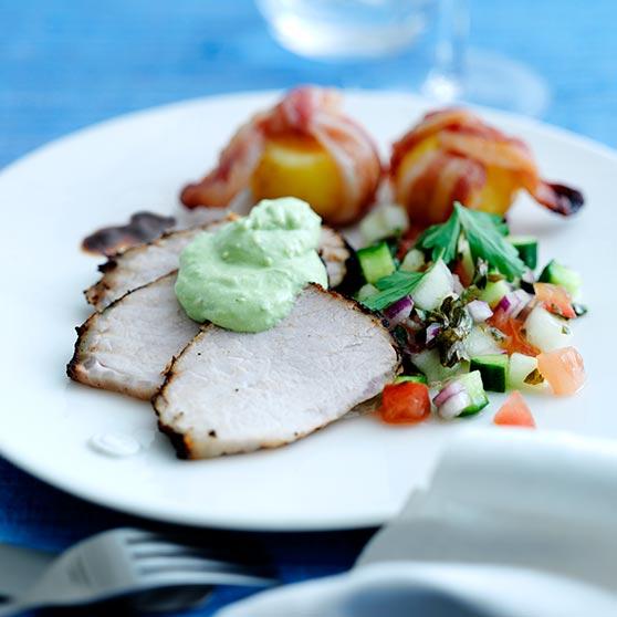 Rödvinskokt skinkfilé med tomatsalsa och avokadocreme