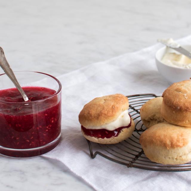 Scones med hallonsylt och vispgrädde