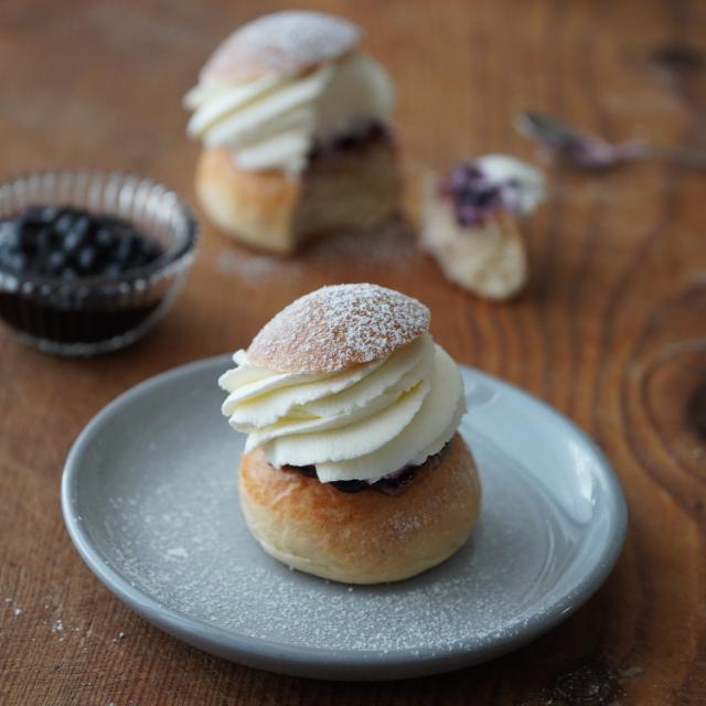 Semlor med blåbärssylt