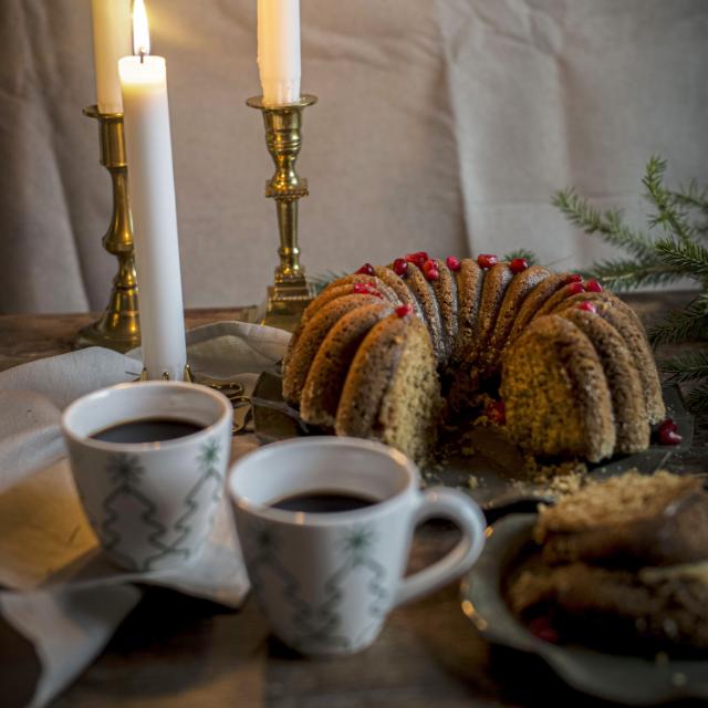 Sirap- & kardemummakaka med kolaglasyr