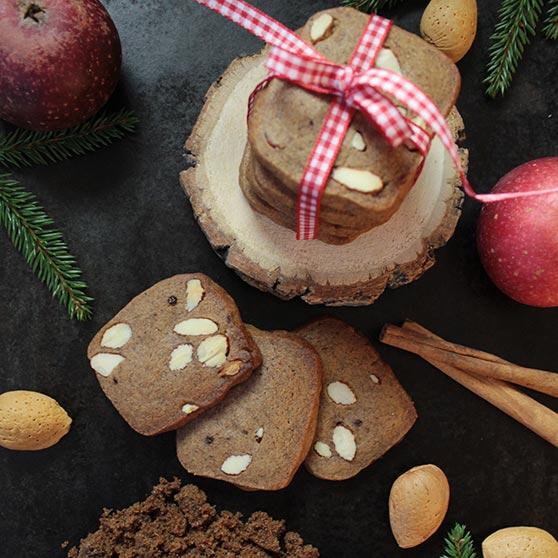 Skurna pepparkakor med mörkt muscovadorörsocker