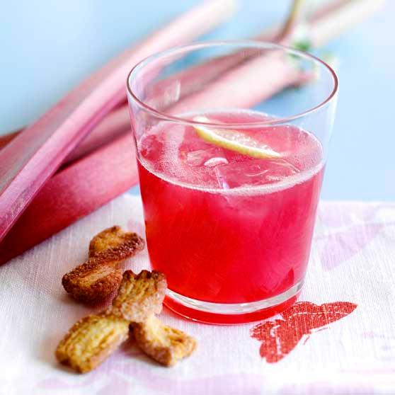 Isad rabarbersoppa i glas