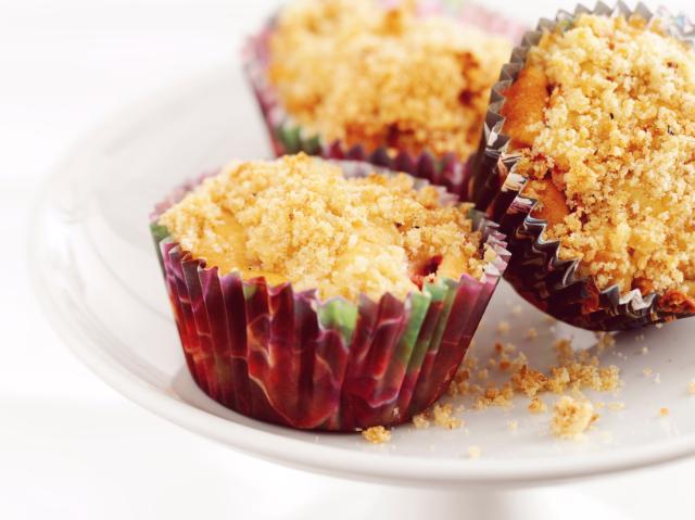 Jordgubbs- och rabarbermuffins med smultäcke