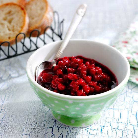 Uncooked lingonberry jam with gin