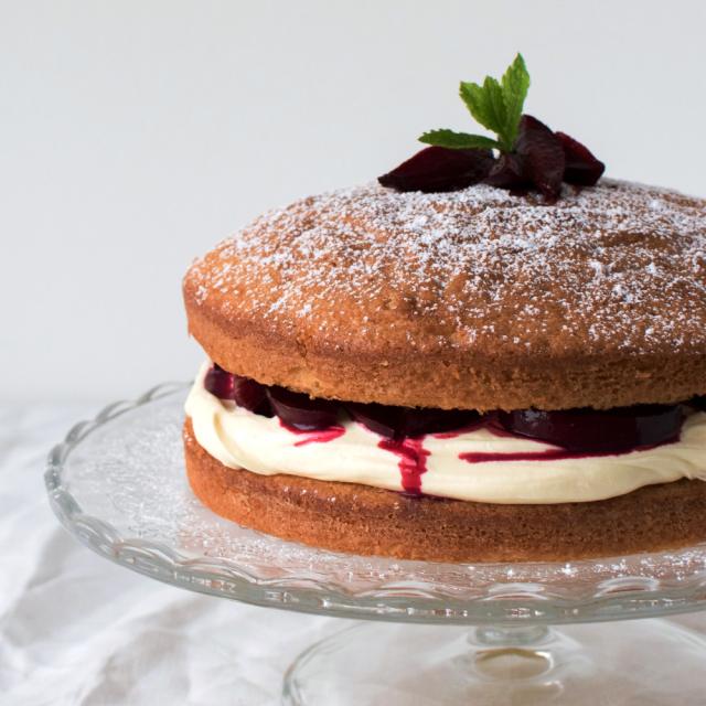 Victoria sponge cake med vit chokladcreme och ugnsbakta plommon