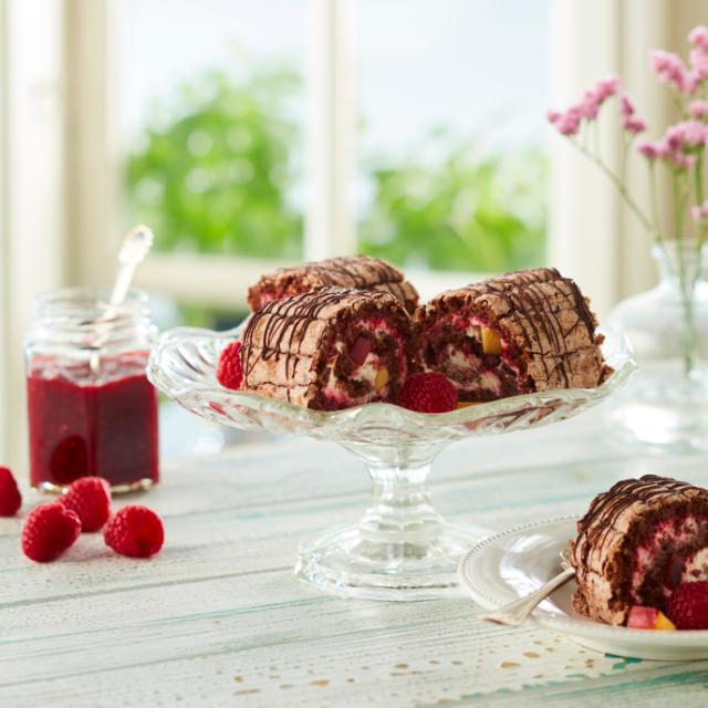 Budapest roll with raspberry jam and peaches