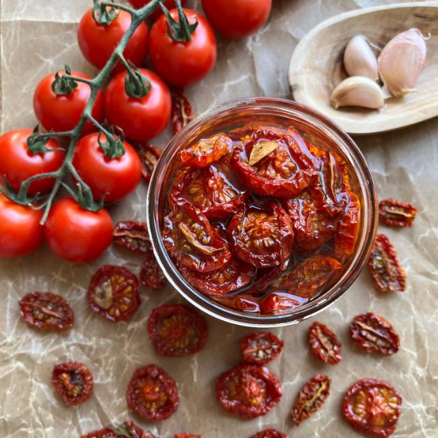 Semitorkade tomater med muscovadorörsocker