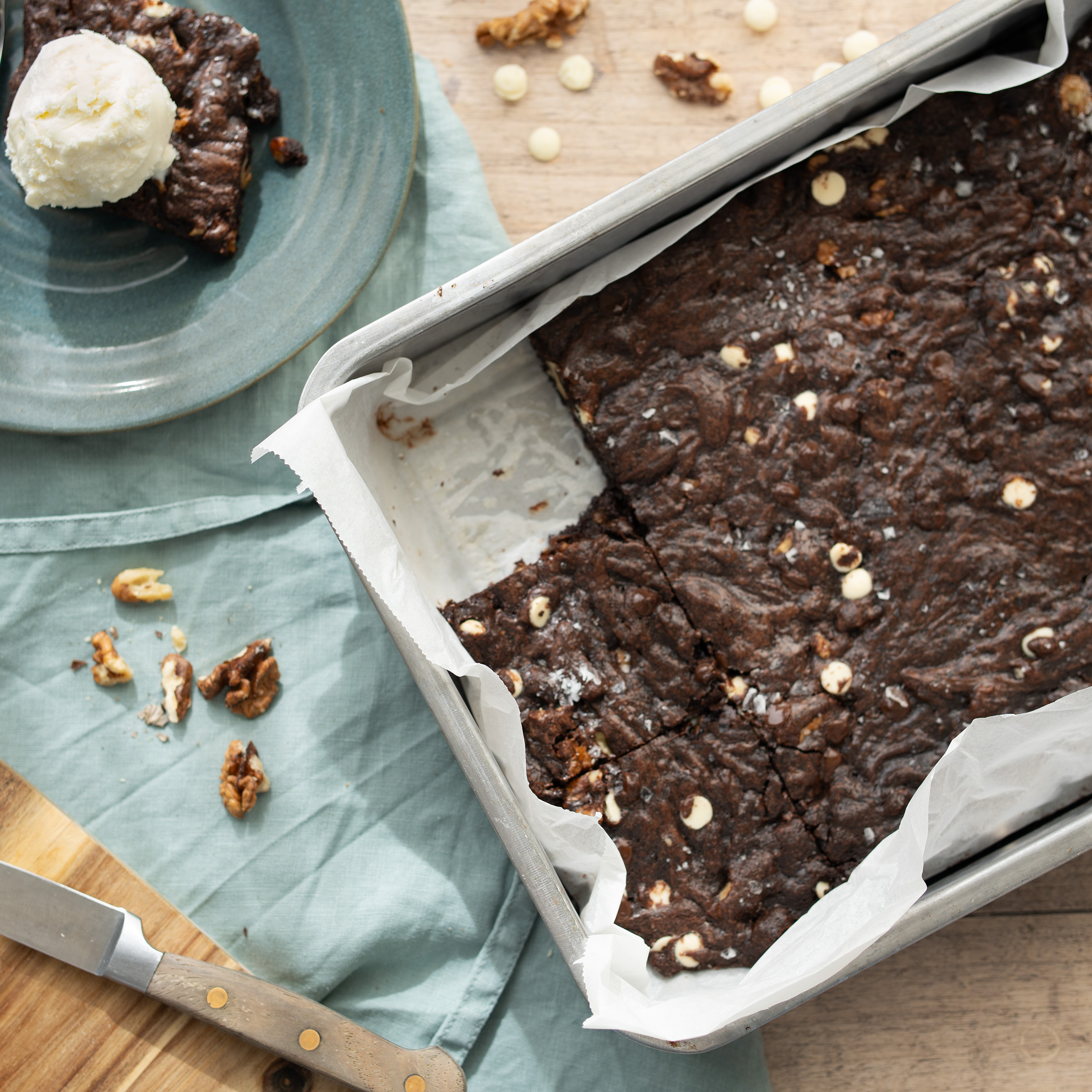 Fudgy brownies med vit choklad och valnötter
