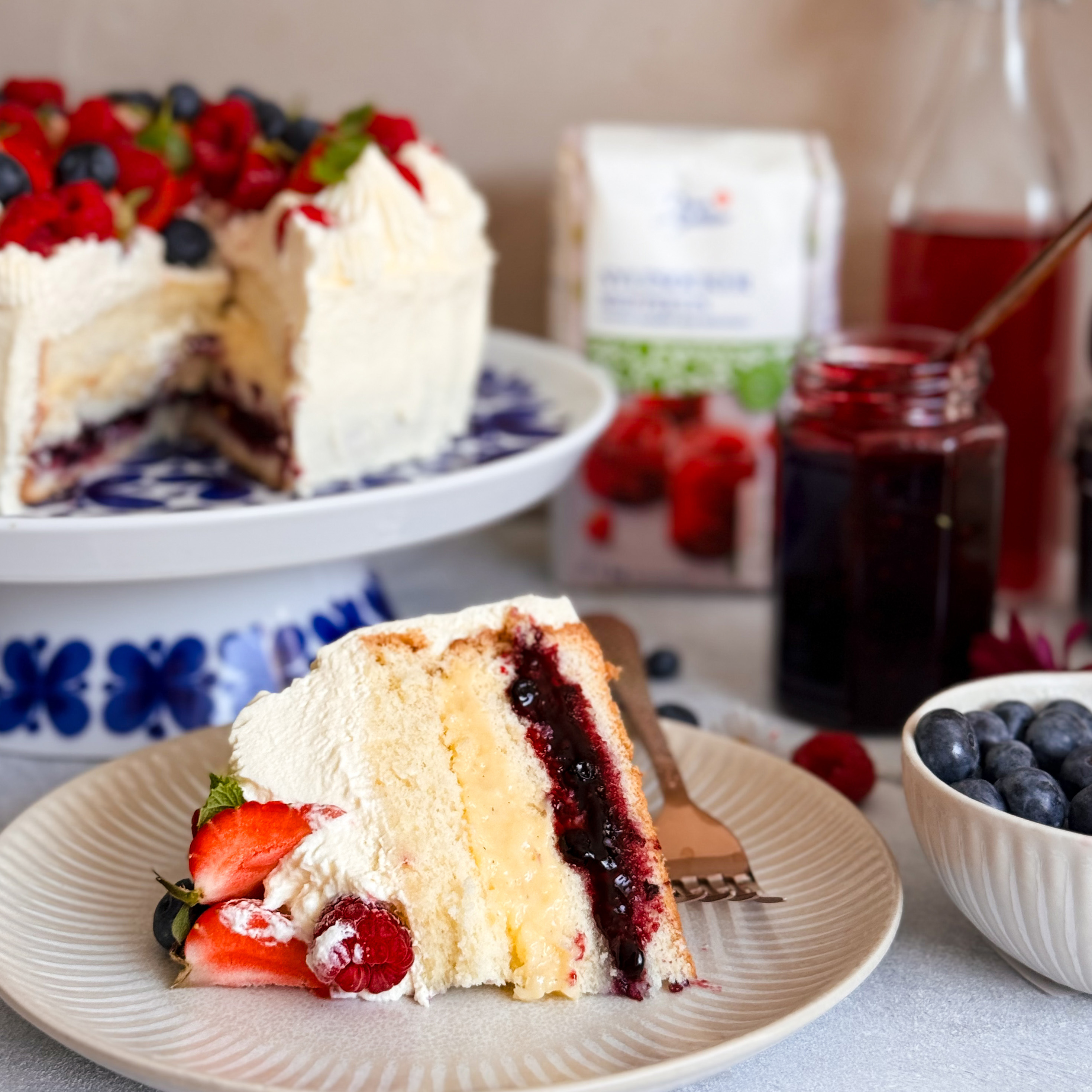 Gräddtårta med hemkokt sylt på sommarens bär