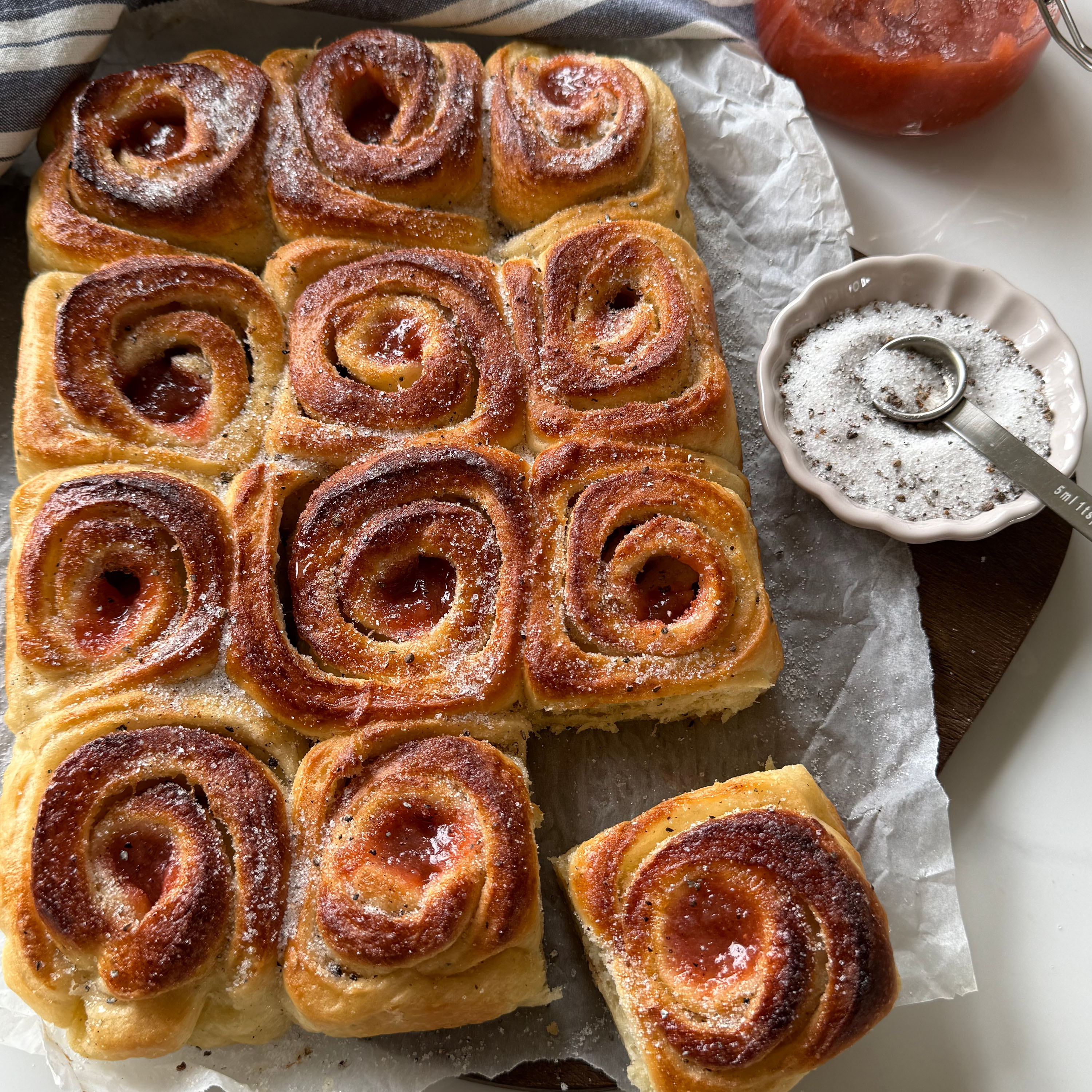 Kardemummabullar med rabarbersylt